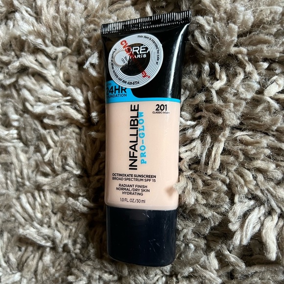 NWT L’Oréal Paris infallible pro-glow foundation - Picture 2 of 3